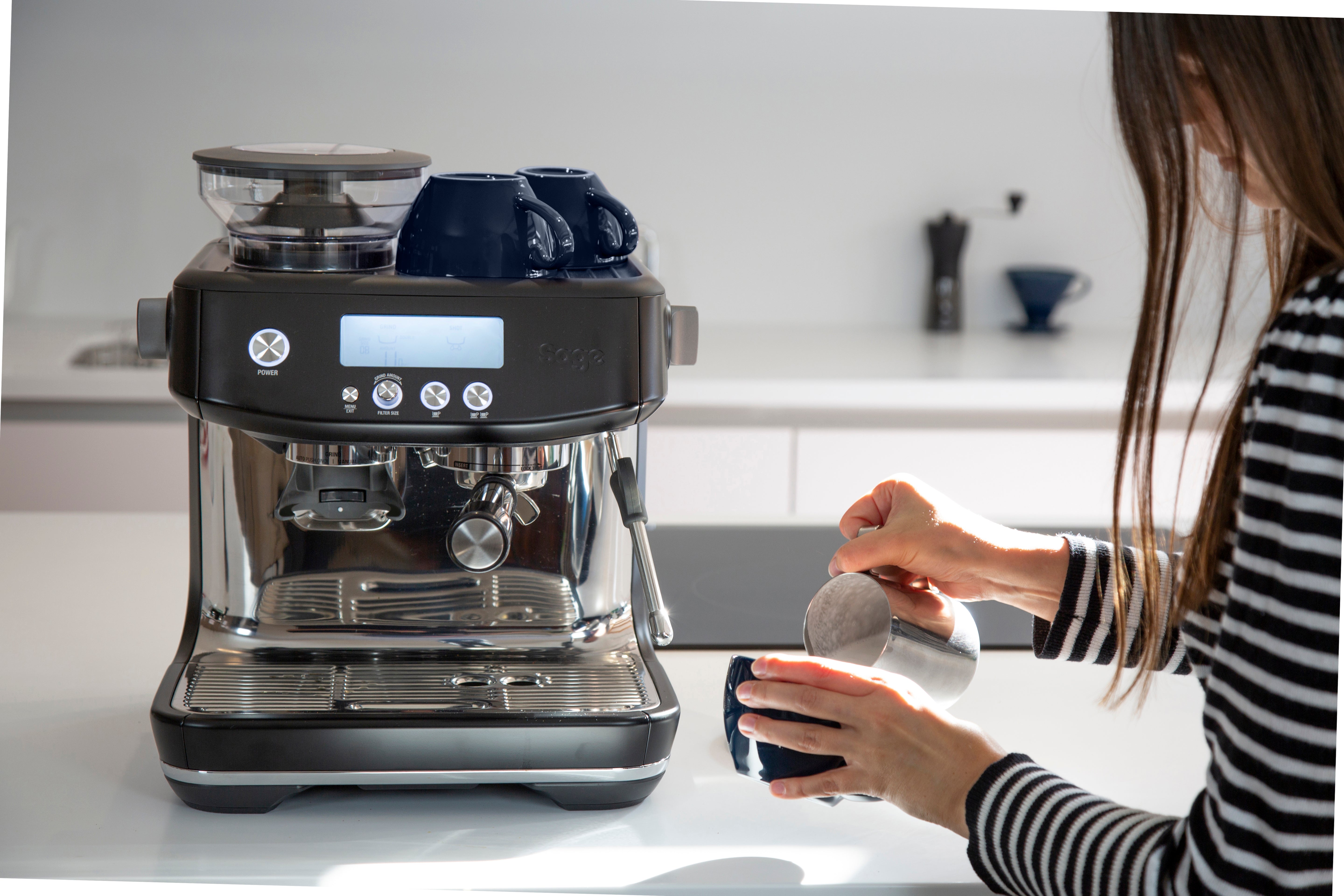 Sage Barista Pro Black Truffle, pulling a shot